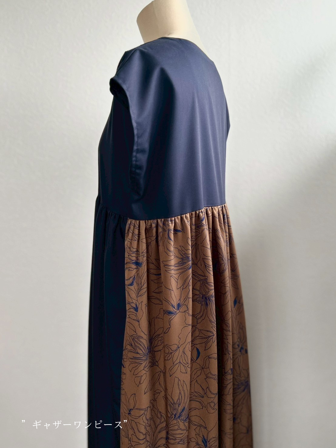 「本物のリピート服」特別限定ファブリック "混紡ツイルストレッチ（ネイビー）×ポリエステルデシン（フラワープリント）"